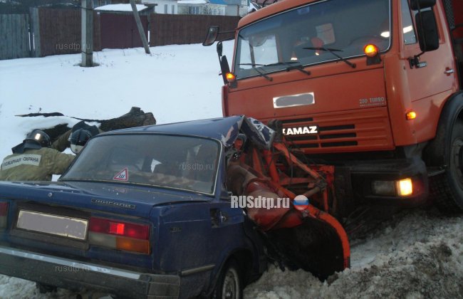 Седан влетел в снегоуборочную машину в Рязанской области. Погиб пассажир