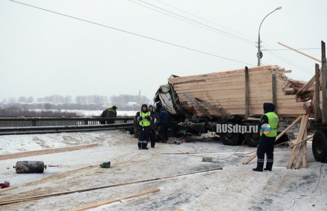В Архангельске два лесовоза столкнулись на мосту. Погиб человек