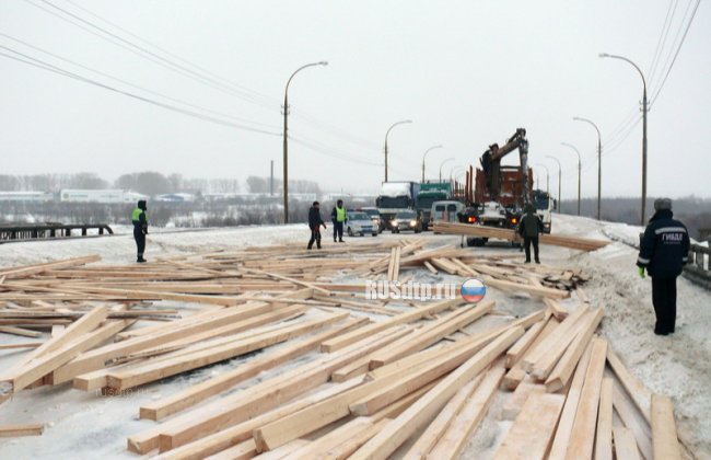 В Архангельске два лесовоза столкнулись на мосту. Погиб человек