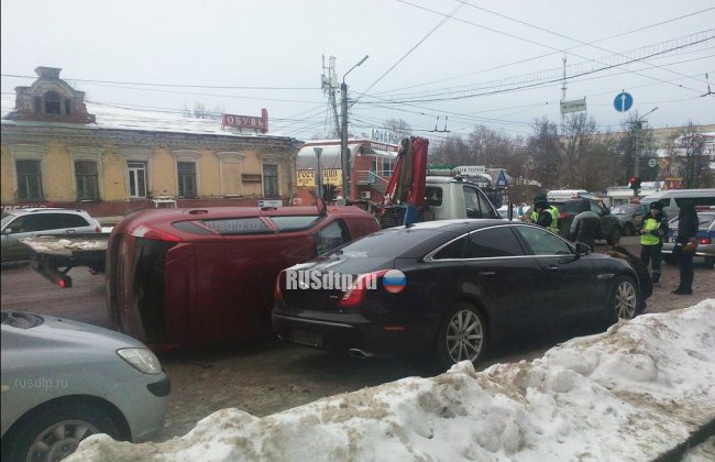 В Кирове «Лада Калина» упала с эвакуатора и «раздавила» Jaguar