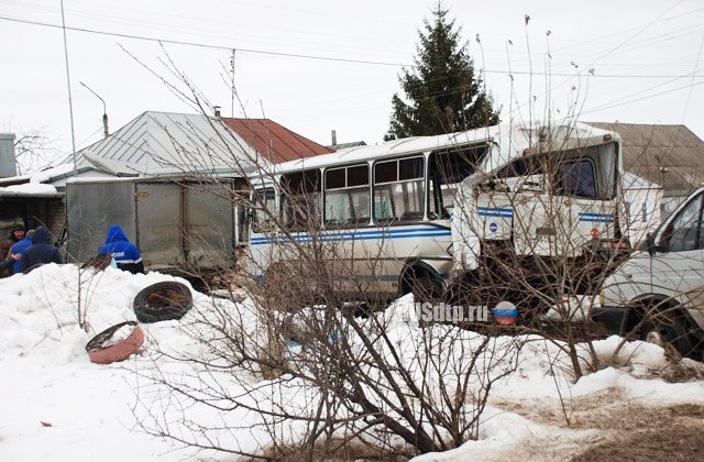 В Курске пьяный дальнобойщик устроил массовое ДТП и повредил жилой дом