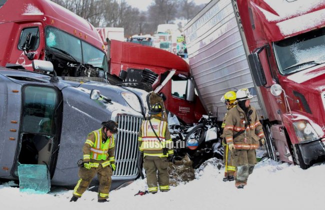 Более 50 автомобилей столкнулись на автостраде в США (фото)