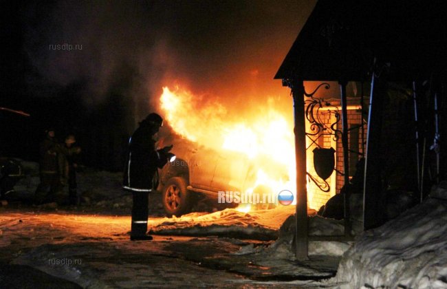 В Московской области внедорожник врезался в стену храма и загорелся