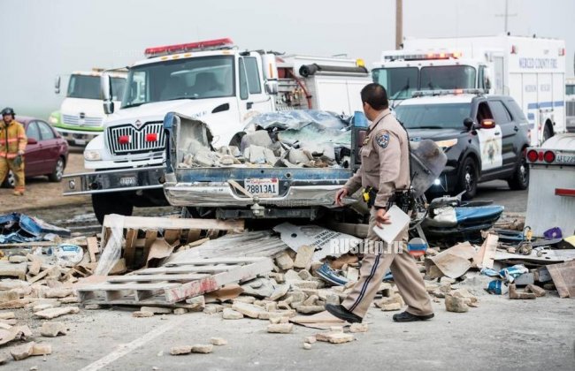 Два человека погибли в массовом ДТП с участием 16 автомобилей в США