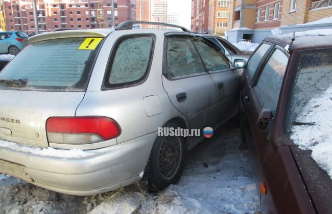 В Новосибирске перепутавшая педали девушка врезалась в 4 припаркованных автомобиля
