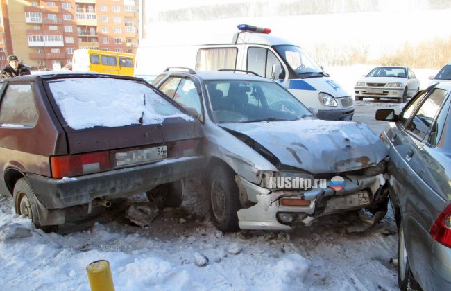 В Новосибирске перепутавшая педали девушка врезалась в 4 припаркованных автомобиля