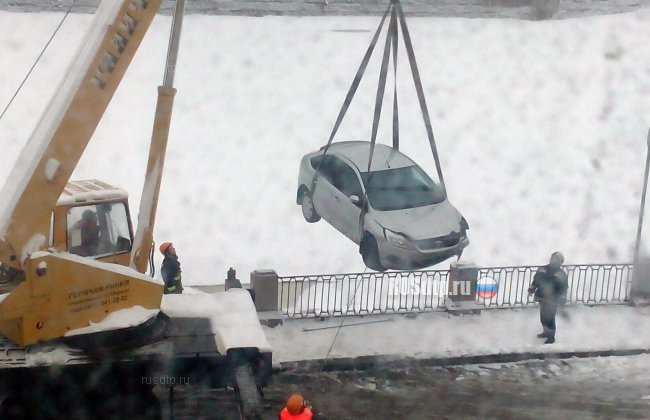 В Петербурге на лед Фонтанки упал автомобиль \&#187;Ford Focus\&#187;