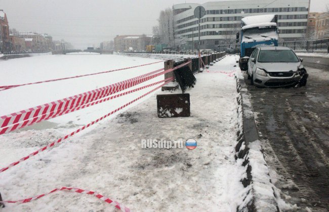 В Петербурге на лед Фонтанки упал автомобиль \&#187;Ford Focus\&#187;