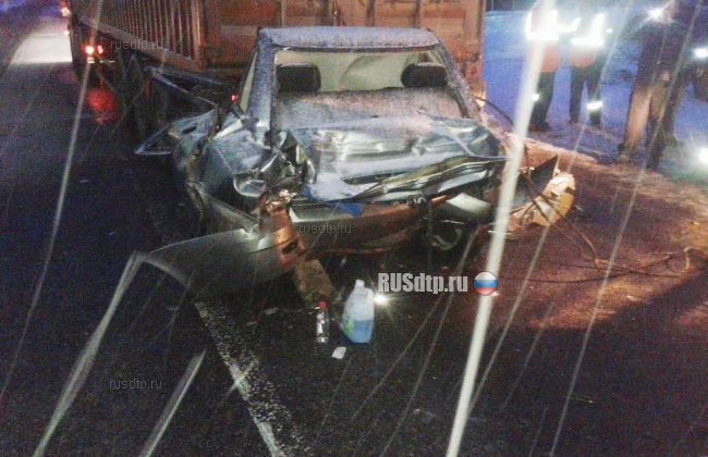 В Нижегородской области фургон и грузовик смяли легковушку