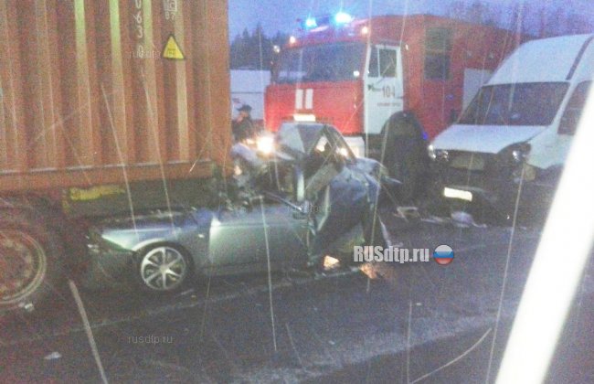 В Нижегородской области фургон и грузовик смяли легковушку