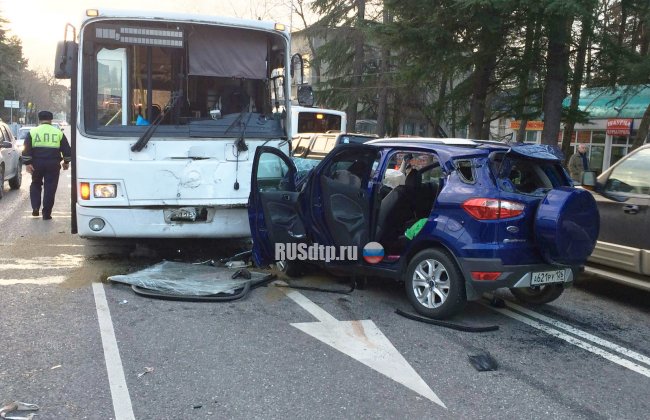 Два человека погибли в ДТП с автобусом и легковым автомобилем в Сочи