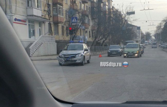 В Севастополе патрульный автомобиль столкнулся с Ниссаном