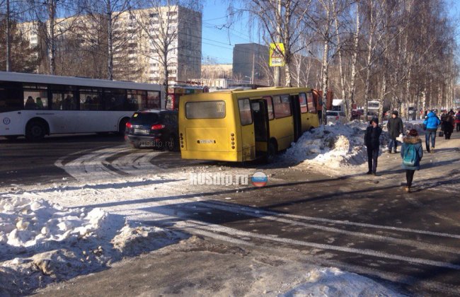 В Екатеринбурге противостояние маршруток закончилось массовым ДТП