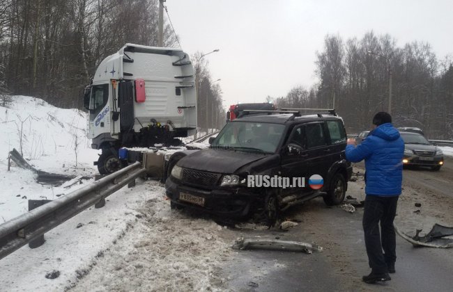UAZ, Mazda и тягач Iveco столкнулись на Выборгском шоссе