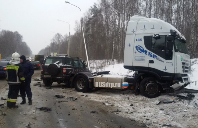 UAZ, Mazda и тягач Iveco столкнулись на Выборгском шоссе