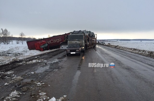 3 легковушки и 5 грузовиков столкнулись на трассе М5 «Урал». Погиб человек