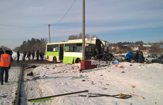 В Ижевске при столкновении автобуса с локомотивом погиб человек