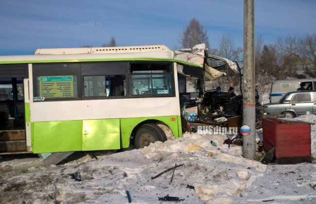 В Ижевске при столкновении автобуса с локомотивом погиб человек