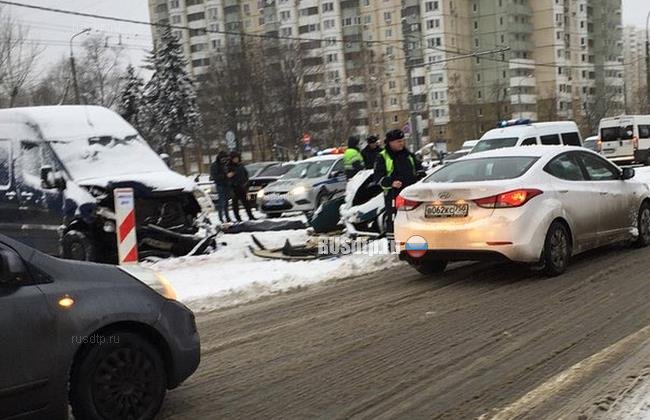 Один человек погиб и четверо пострадали в ДТП на Волгоградском проспекте в Москве