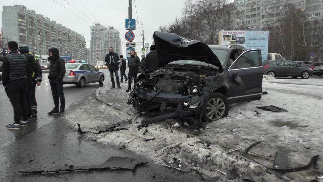 В Москве автомобиль влетел в подземный переход. Четверо пострадали