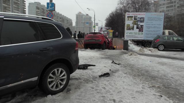 В Москве автомобиль влетел в подземный переход. Четверо пострадали