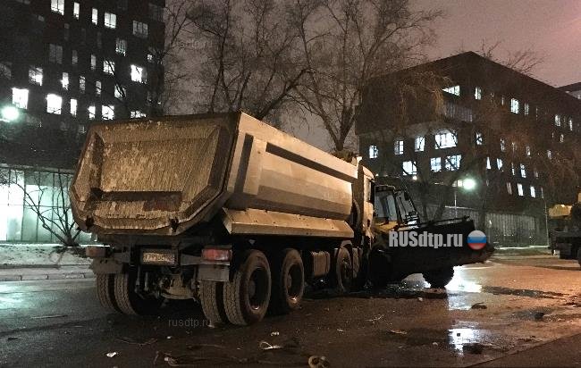 Один человек погиб при столкновении трактора и четырех автомобилей в Москве