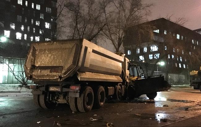 Один человек погиб при столкновении трактора и четырех автомобилей в Москве