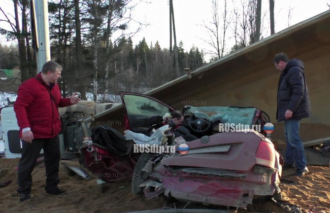 В Одинцовском районе грузовик раздавил легковушку. Погиб пассажир