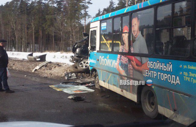 Два человека погибли в ДТП с участием легкового автомобиля и автобуса в Ленинградской области