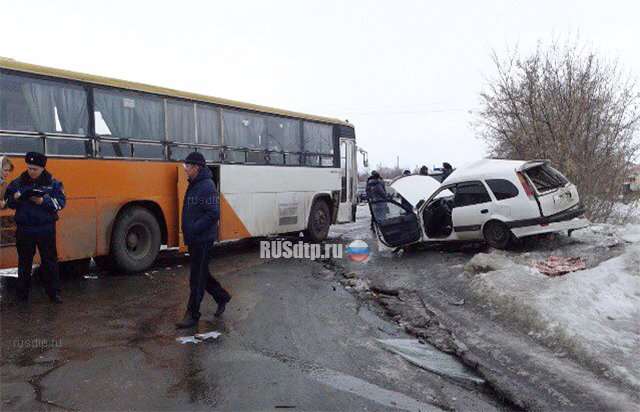 В Алтайском крае в ДТП с участием автобуса и автомобиля погибли два человека