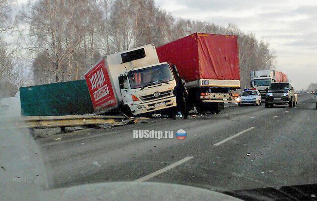 Водитель «Лады» погиб в ДТП с двумя грузовиками под Новосибирском