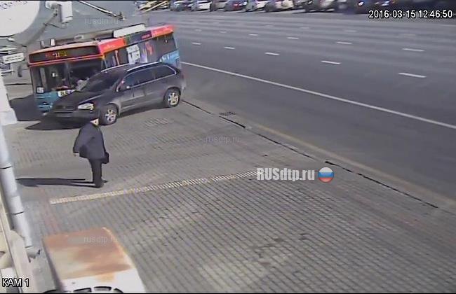 Женщина на Volvo столкнулась с троллейбусом на Ленинском проспекте