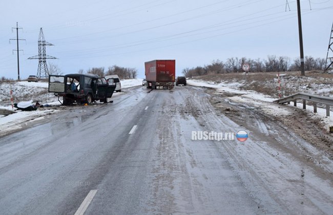 Один человек погиб при столкновении УАЗа с фурой в Оренбургской области