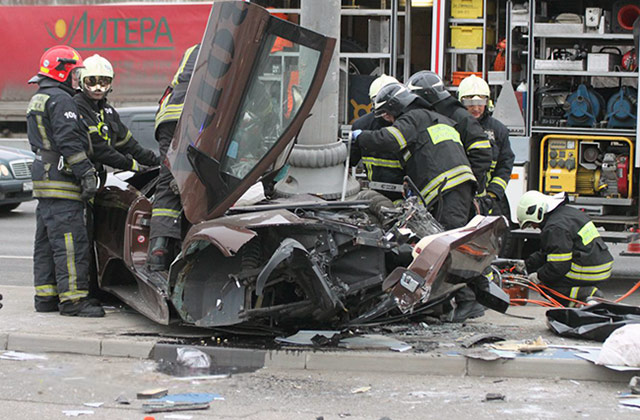 Первые секунды после ДТП на Варшавском шоссе. Байкер оказал помощь пострадавшему пассажиру «Lamborghini»