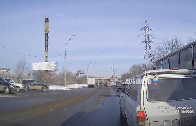 Водитель Toyota Auris совершил столкновение с Волгой в Екатеринбурге