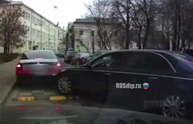 Появилась видеозапись столкновения «Майбахов» в центре Москвы