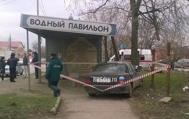 В Ростове-на-Дону пьяный водитель врезался в остановку, сбив женщину с ребенком