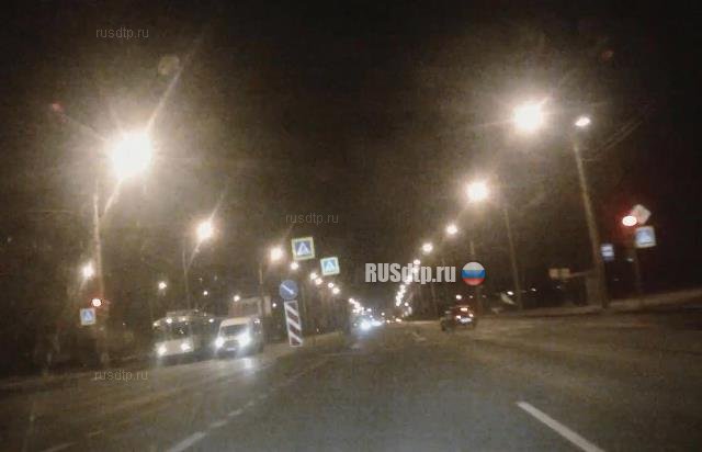 Автомобиль сбил девушку с двумя собаками на проспекте Маршала Жукова (видео)
