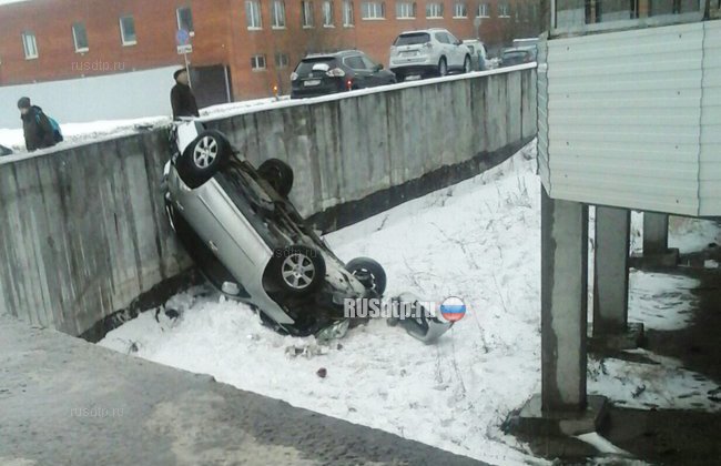 Автомобиль упал с четвертого этажа парковки в Москве