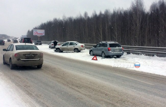 Более 20 автомобилей столкнулись на Серовском тракте под Екатеринбургом