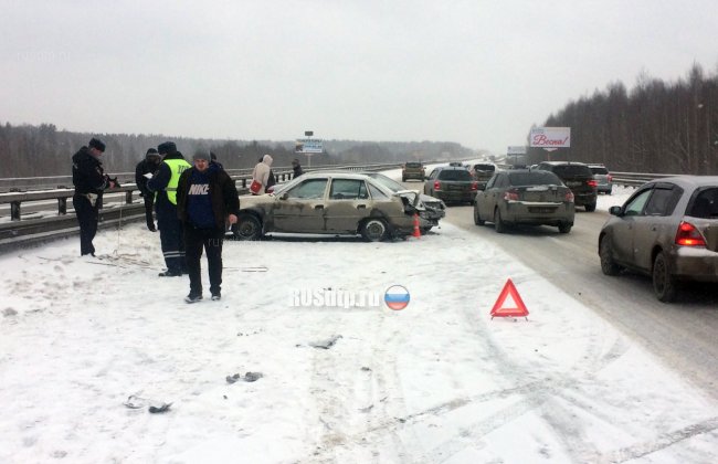 Более 20 автомобилей столкнулись на Серовском тракте под Екатеринбургом
