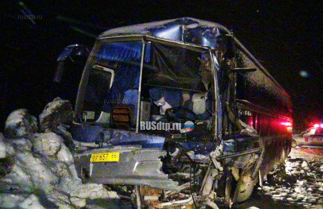 Автобус столкнулся с большегрузом в Свердловской области