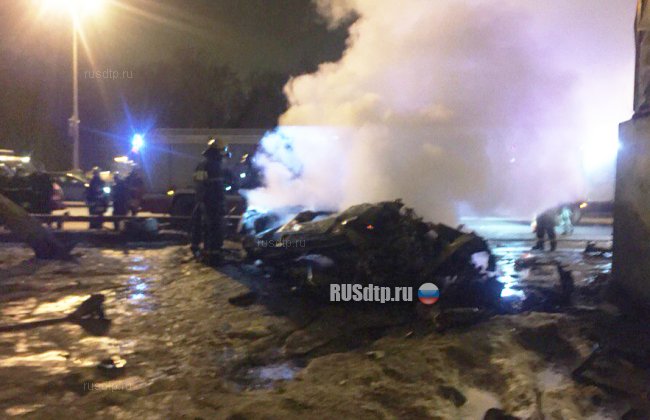 Водитель BMW сгорел в своем автомобиле после ДТП на МКАД