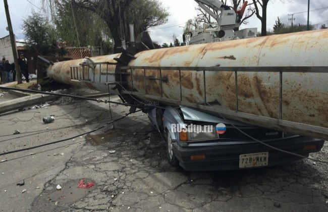 В Мексике упавший на дорогу рекламный щит раздавил две машины с людьми