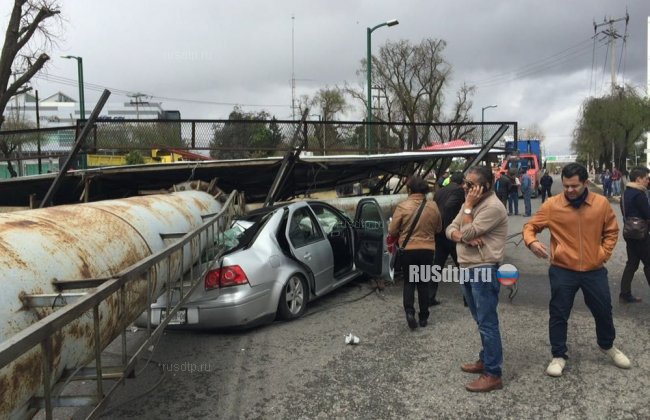 В Мексике упавший на дорогу рекламный щит раздавил две машины с людьми