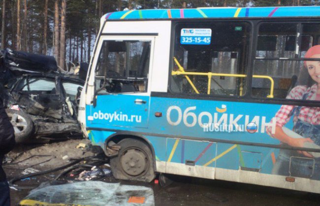 Два человека погибли в ДТП с участием легкового автомобиля и автобуса в Ленинградской области