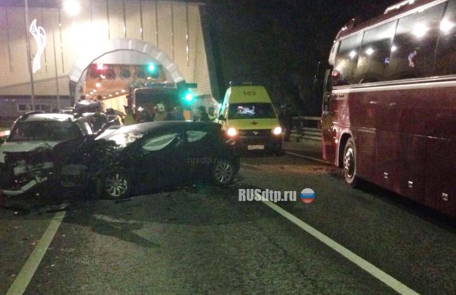 Один человек погиб и трое пострадали в ДТП с участием автобуса и двух автомобилей в Сочи