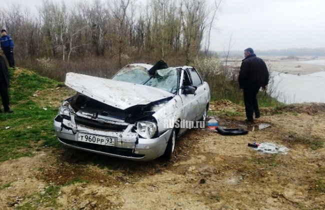Машина с двумя людьми утонула в реке в Белореченском районе