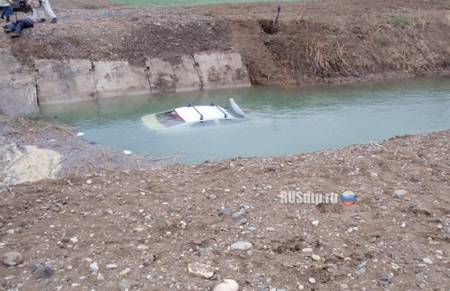 На Ставрополье водитель и пассажирка «Логана» погибли, утонув в канале