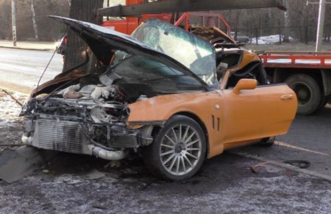 На западе Москвы водитель Тойоты погиб, врезавшись в дерево